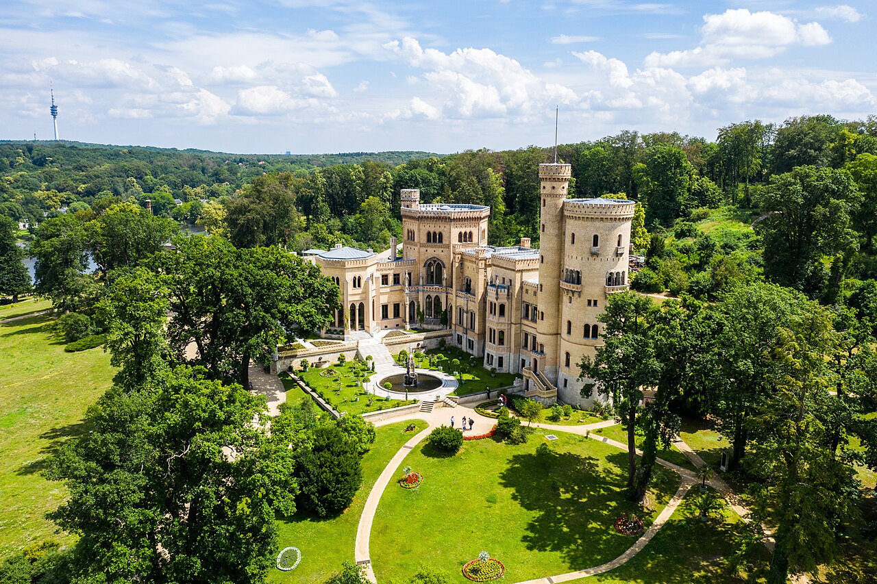 Schloss Babelsberg über dem Tiefen See, Luftaufnahme der Potsdamer Havellandschaft