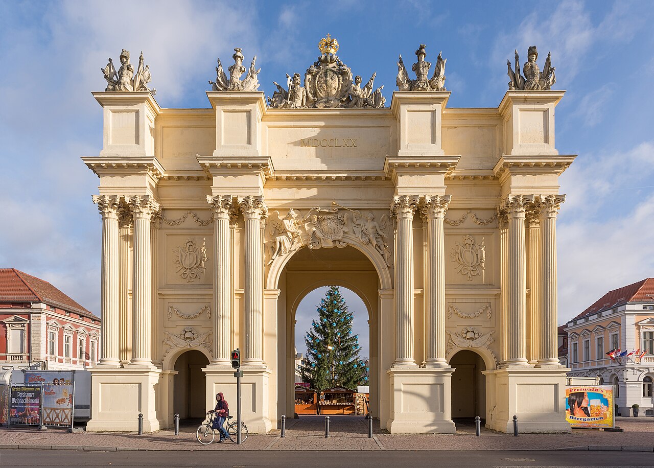 Brandenburger Tor in der Potsdamer Innenstadt, historische Toranlage mit Quadriga